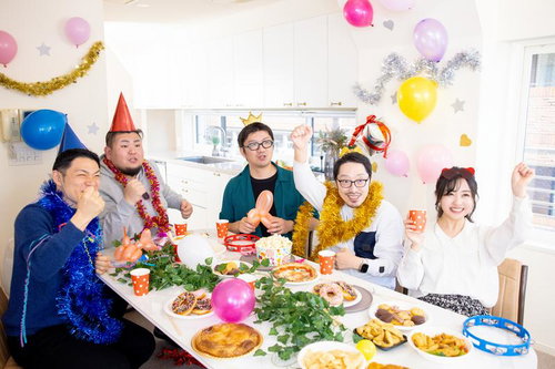 モニターを見て応援しながら楽しむホームパーティー