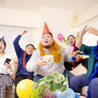 大熱狂するホームパーティー会場で手を上げて盛り上がる皆さんの写真