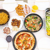 バーベキューのテーブルセッティング、ピザやグリル料理の盛り付けの写真