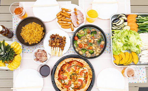 バーベキューのテーブルセッティング、ピザやグリル料理の盛り付け