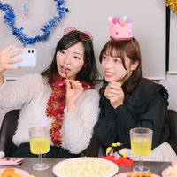 スマートフォンで自撮りするパーティー女子ふたりの写真