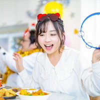 ホームパーティーでタンバリンを鳴らしてノリノリの女性の写真