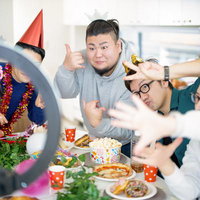 ホームパーティーを生中継する配信者達と視聴者の写真