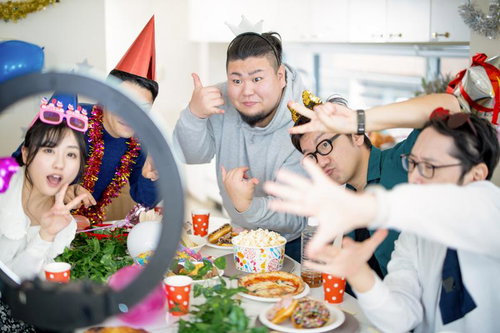 ホームパーティーを生中継する配信者達と視聴者