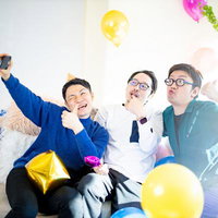 男子だけのホームパーティー中に自撮りする笑顔の仲間たちの写真