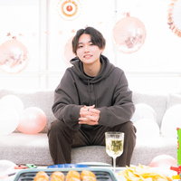 男の友達とのホームパーティーでくつろぐ男性の写真