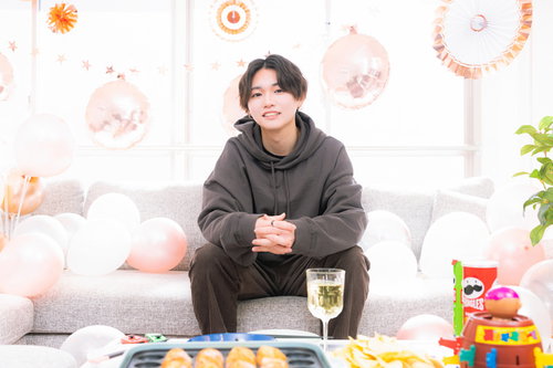 男の友達とのホームパーティーでくつろぐ男性