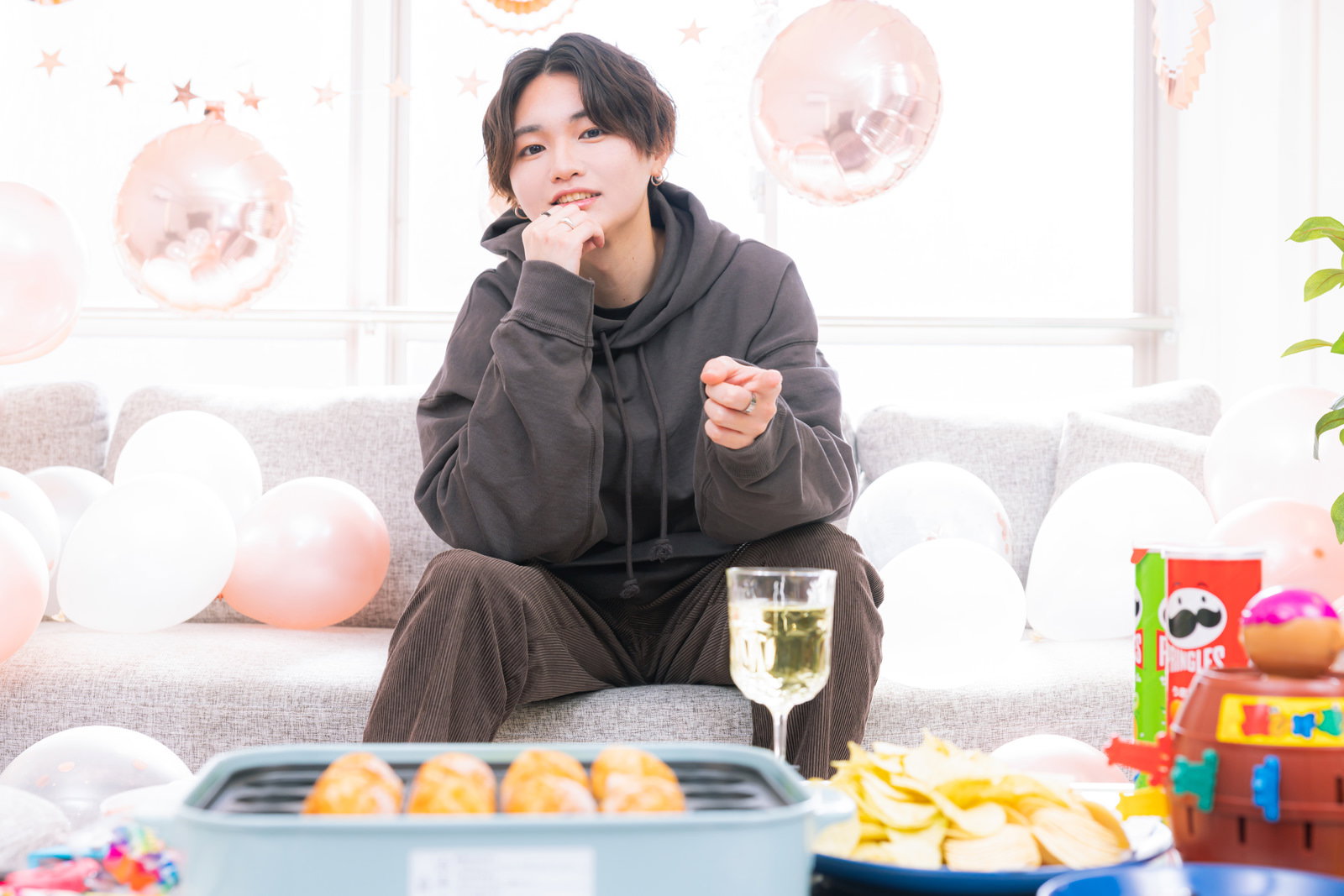 たこ焼きパーティーでリラックスして食事を楽しむ男性［モデル：SHUN］