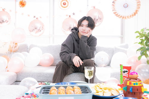 推しに見つめられながらタコパしてる男性のポスター付き部屋