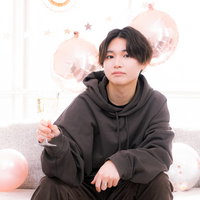 シャンパンでお祝いしてくれる推しの男性との乾杯の写真