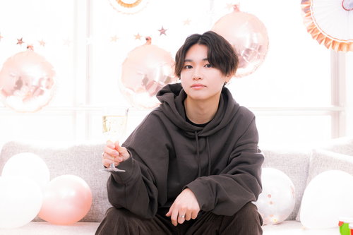 シャンパンでお祝いしてくれる推しの男性との乾杯