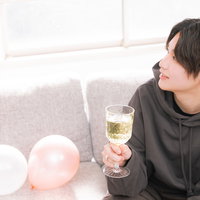 シュワシュワ片手にソファーに座る彼氏とお祝いの写真