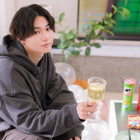 彼氏とホームパーティでシャンパンで乾杯する男性の写真