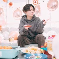 推しとゲームを楽しむ男性がホームパーティーでシャンパンを楽しむの写真