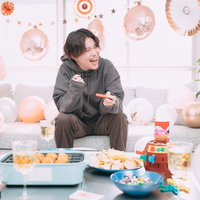 TVゲームで勝利してガッツポーズする彼氏の写真