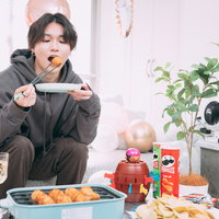 熱々のたこ焼きを頬張るタコパ男子のグループイベントの写真