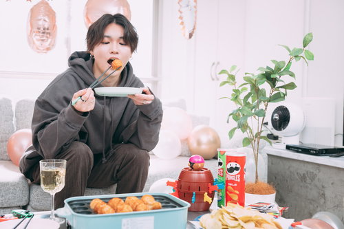 熱々のたこ焼きを頬張るタコパ男子のグループイベント