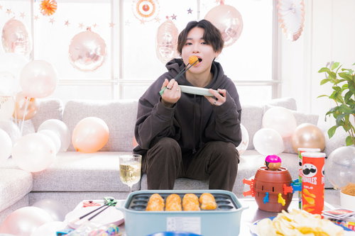 熱々のたこ焼きを頬張りながら配信する男性