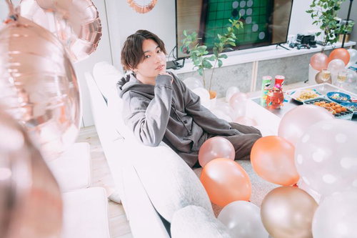 港区在住の推しの自宅でホームパーティを楽しむ女性