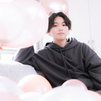 パーティー用バルーンに囲まれた推しの男性の写真