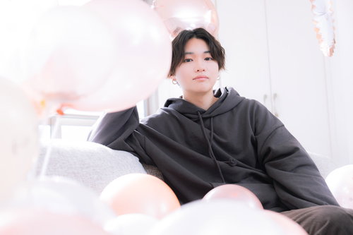 パーティー用バルーンに囲まれた推しの男性