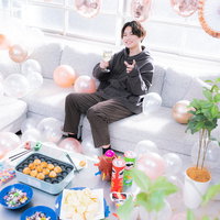 ポイント特典で推しとホームパーティー、シャンパンで乾杯の写真