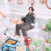 ホームパーティーでピースする彼氏の笑顔の写真