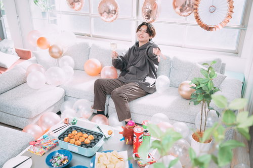 ホームパーティーでピースする彼氏の笑顔