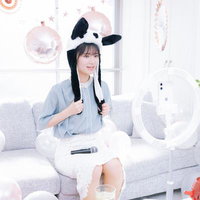 ホームパーティー風でライブ配信を行う女性YouTuberの写真