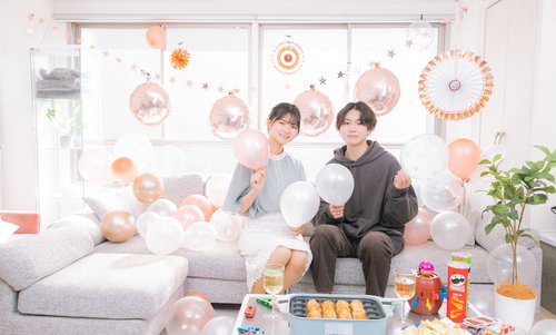 記念日にホームパーティーでシャンパン乾杯する恋人