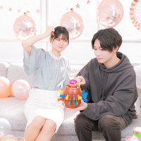 黒ひげ危機一発で盛り上がるカップルのホームパーティーの写真