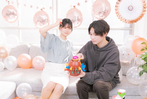 黒ひげ危機一発で盛り上がるカップルのホームパーティー