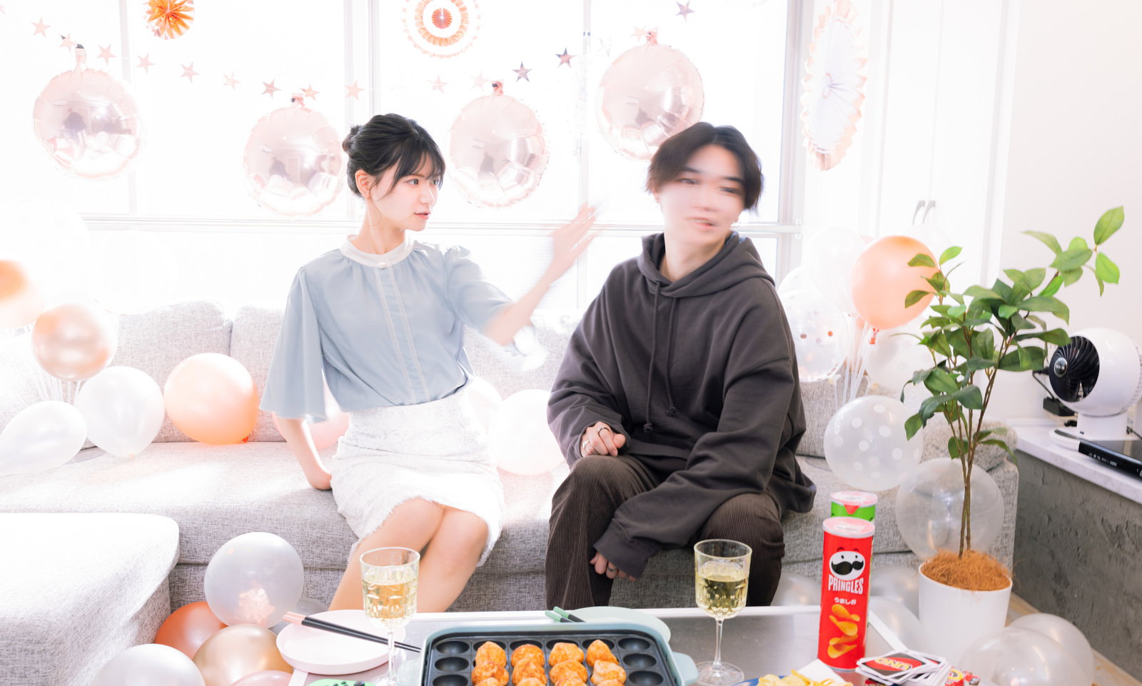 記念日に喧嘩してビンタされるカップルの男性［モデル：モデルリリース SHUN］