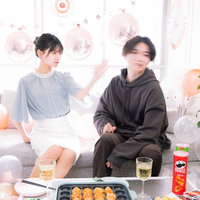 記念日に喧嘩して彼女にビンタされる男性の写真