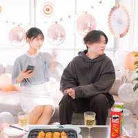 ホームパーティー中に浮気がバレて女性から平手打ちを受ける男性の写真