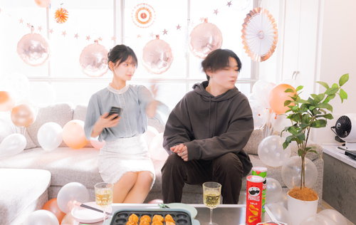 ホームパーティー中に浮気がバレて女性から平手打ちを受ける男性