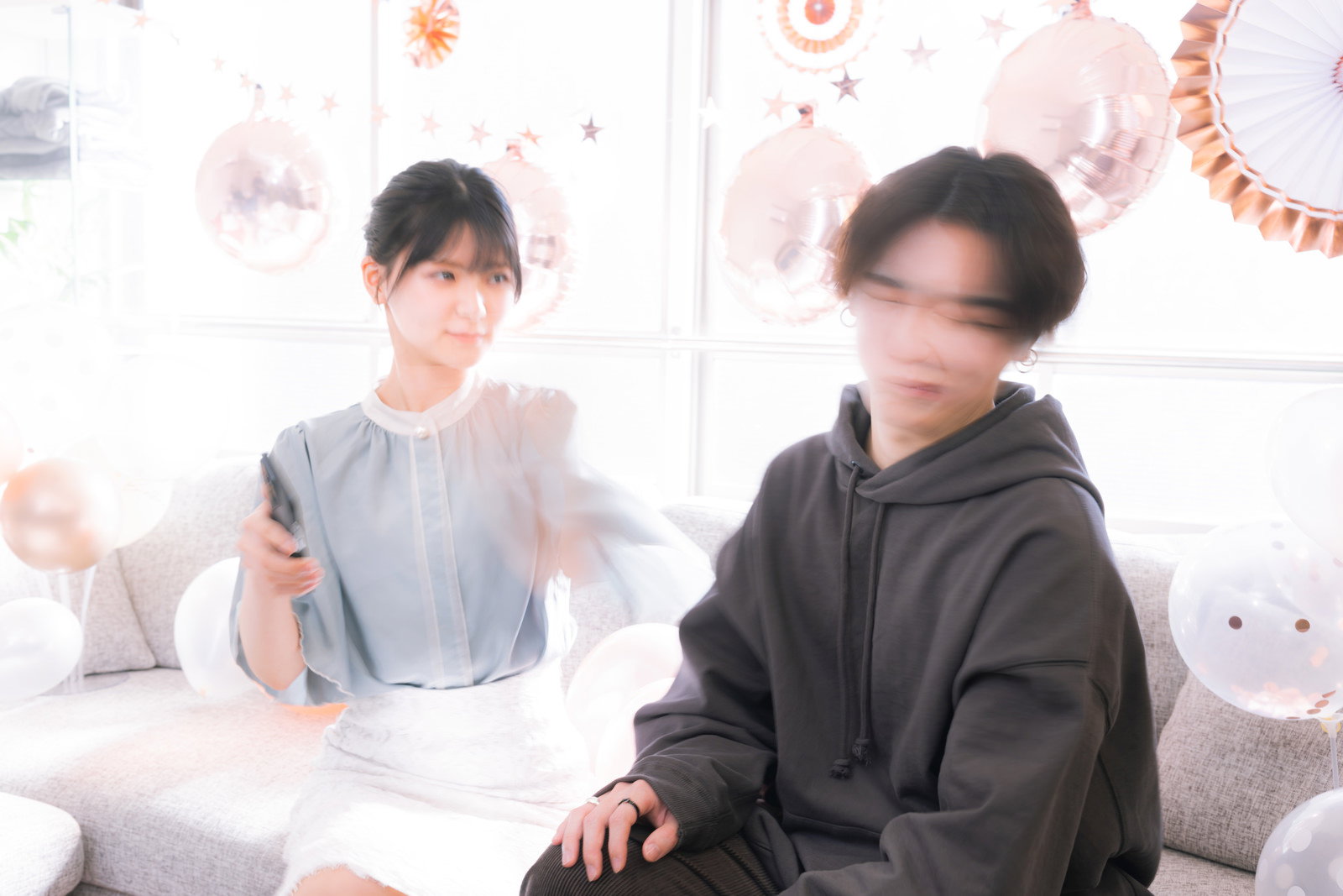 パーティー中に浮気がバレて女性に頬を叩かれる男性［モデル：モデルリリース SHUN］