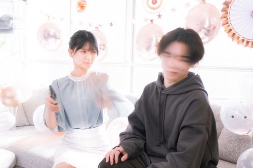 パーティー中に他の女性の連絡先を聞いて引っ叩かれる彼氏