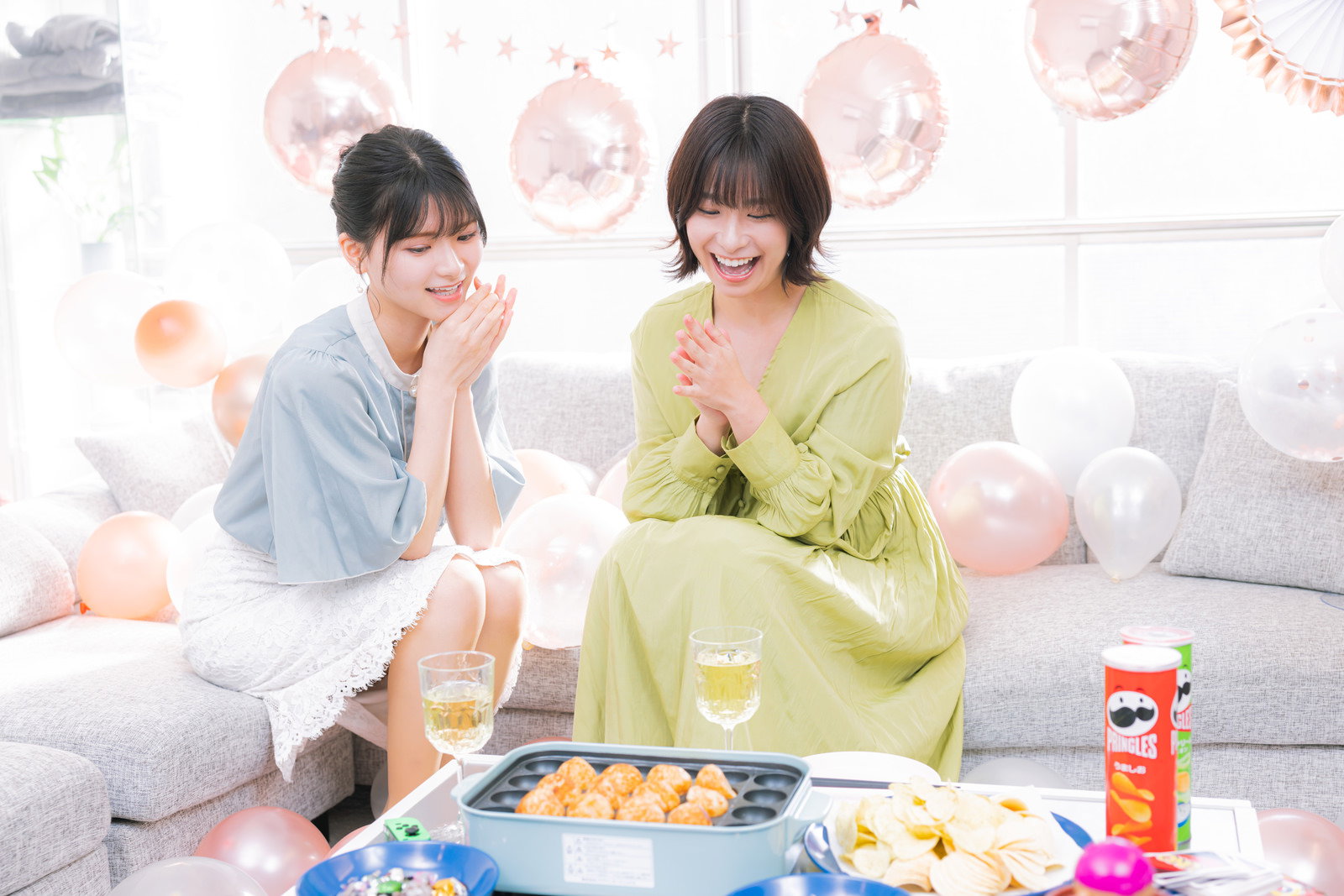 室内でたこ焼きパーティーを楽しむ女子2人［モデル：モデルリリース 夏実］