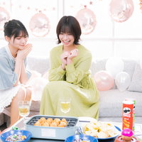 うまく焼けたたこ焼きを囲むホームパーティーの女子会の写真