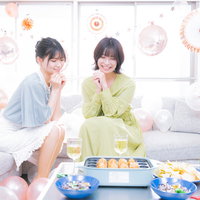 たこ焼きプレートを囲むタコパの女子会、シャンパンで乾杯の写真