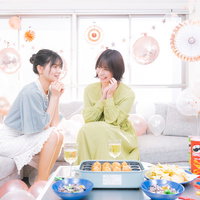ホームパーティーでたこ焼きパーティーを楽しむ女性たちの写真
