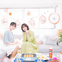 女子だけのホームパーティーでソファーにくつろぐ女性たちの写真