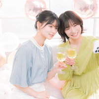 シャンパンを片手に記念撮影する女性の自撮りの写真