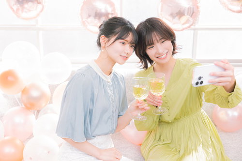 シャンパンを片手に記念撮影する女性の自撮り