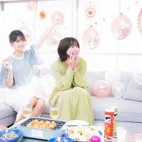 推しの映像を見て盛り上がる女子会のパーティーの写真