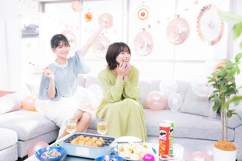 推しの映像を見て盛り上がる女子会のパーティー