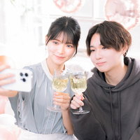 ふたりの記念日にシャンパンで乾杯する自撮りの写真