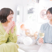 女子同士で盛り上がるシャンパンでの乾杯パーティーの写真