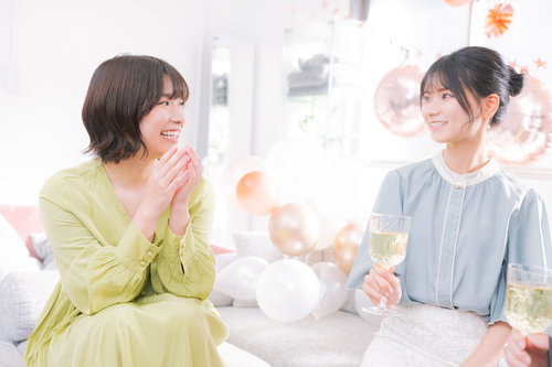 女子同士で盛り上がるシャンパンでの乾杯パーティー